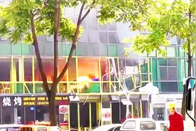广州一宵夜档突发煤气爆炸，现场浓烟滚滚，有爆炸声传出视频封面