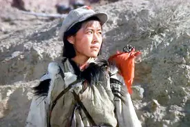 老电影-为了不被敌人看出破绽，红军女战士剪去自己心爱的长发！