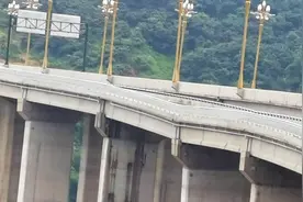 宜宾机场东连线桥墩倾斜，仅通车3个月，回应：已全封闭交通管制视频封面