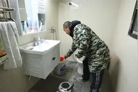 湘西：妻子遭遇车祸成植物人，丈夫两年不离不弃照料|都市晚间视频封面