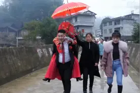 湖南一帅哥迎亲，一路背着新娘走路回家，好幸福的新娘视频封面