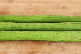 用丝瓜包饺子真是太香了，教你调馅方法，鲜嫩入味又多汁，超解馋视频封面