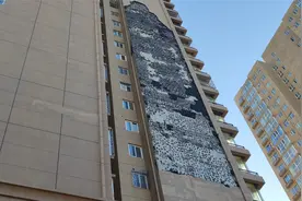 噼里啪啦！大风吹落大块墙皮，居民：还以为下冰雹视频封面