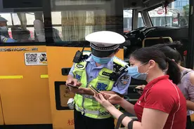 首批小学生返校，广州4000余校车贴“身份码”丨DV现场视频封面