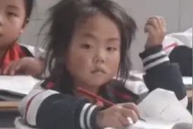 四川一小女孩做数学题把头发揉炸，其实两成数学天赋是遗传决定的视频封面