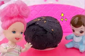 芭比剧场：这么黑这么丑居然是美味蛋糕？小宝宝吃的香