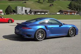 当200万保时捷遇到500万法拉利，起步瞬间，差距一目了然！