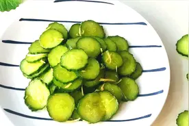 教大家做日式酸甜小黄瓜，做法简单，味道让人惊喜，尤其适合妹子视频封面