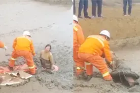 尴尬！女子淤泥中摸田螺 不慎下半身被淹没 困在泥中无法脱身视频封面