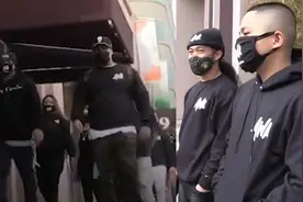 美国针对亚裔袭击频发：年轻亚裔自发巡逻唐人街，保护财产及安全视频封面