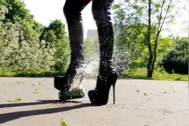 鞋跟越细威力越大？轻轻一脚贯穿易拉罐，真心疼谈恋爱的老铁！