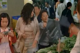 喜剧：顺嫂带女儿逛菜场，却遭连连被宰，还是女儿最机灵视频封面