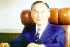 香港“旗手”，在自己银行升起全港首面国旗，首富李嘉诚为他扶灵视频封面
