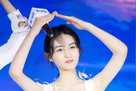 张子枫减肥成功后太敢穿，无痕背心秀曲线，这身材我酸了！视频封面