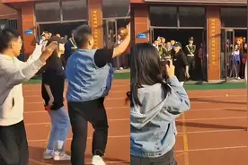 中学开幕式学生跳街舞，场面震撼感人，网友：全程被C位小胖吸引