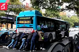 点赞！公交故障趴窝路上，警民齐心推出“城市力量”视频封面