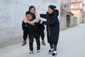 姐姐瘫痪，弟弟和弟妹悉心照顾，当村口停满豪车才知她是董事长视频封面