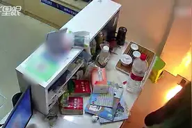 静置充电宝突然发生自燃起火 丈夫教科书式操作化险为夷视频封面