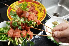 最爱串串香的牛肉串串是怎么做的，我加了这3种料，太巴适了