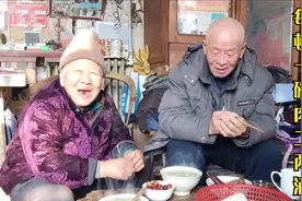 农村两位独居老人，每顿一碗肉二两酒，看看两位老人天天吃的啥饭视频封面