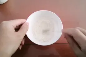 教你在家自制万能胶水，粘什么都可以，好用又省钱，快来学学吧！