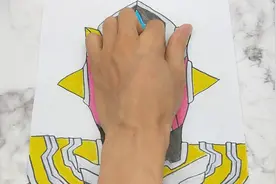 挑战用手掌放在普通纸手绘泰塔斯奥特曼，简单好玩又帅气的手势画