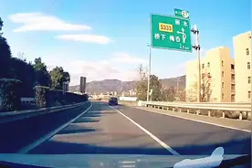 实拍：温州一女司机高速路手机欠费无法导航 拨打110求充话费！视频封面