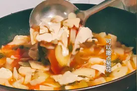 用方便面酱料包煮一锅手工烩面片，汤鲜味美又暖胃