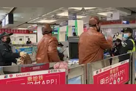 老人携带管制刀具还强行闯卡？南京地铁回应：已移交当地公安处理视频封面