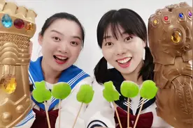 闺蜜戴“灭霸手套”玩石头剪刀布，一碰掉渣出糗，逗得妹子哈哈笑视频封面