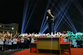 高考倒计时全校为高三生“喊楼” 现场秒变演唱会 超燃一幕被拍下