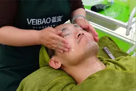 小伙体验新鲜芦荟灌肤补水，脸都白嫩Q弹了，解压助眠视频封面