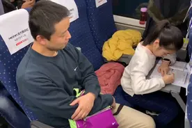 广西：10岁女孩高铁上看书写作业  称不学习浪费时间视频封面