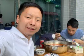 型男来到成都富士康，给厂里打工的妹夫提出1个建议，2人达成一致视频封面