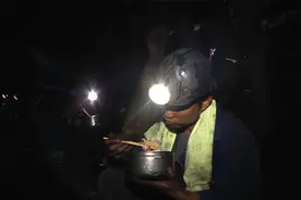 看见：矿工中午休息吃饭，脸上全是汗水和煤泥，照样狼吞虎咽视频封面