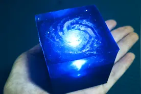 把会发光的银河系捧在手上，名符其实的“宇宙魔方”！视频封面