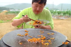 在雨天享用美味的火鸡辣面，搭配软嫩可口的烤牛排，浪漫又惬意！视频封面