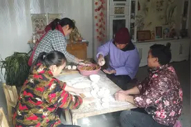 农村习俗过年蒸馒头，邻里帮忙新媳妇上阵，这才是过年该有的样子视频封面