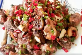 吴师傅分享：“辣椒炒熏鸭的家常做法”，鲜香爽辣，开胃下饭视频封面