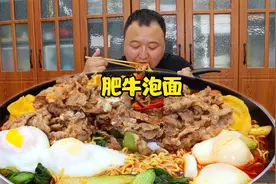 早餐，3袋泡面，简单小配菜，4个荷包蛋，热气腾腾一碗面，好舒服