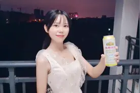 小美女学人家喝酒，下班后宿舍独饮，酒量太差被自己灌醉视频封面