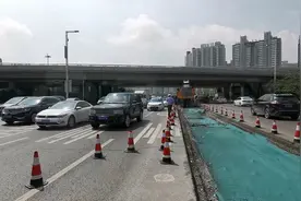 郑州中州大道“石墩子”隔离带变“安全路锥”？施工方：建设花坛视频封面