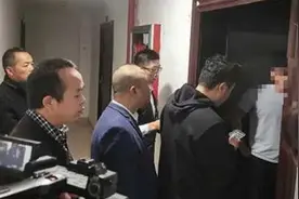 深夜两男子疯狂敲门，贵阳女住户崩溃！得知对方身份更让人后怕视频封面