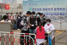 直击现场！郑州科技学院首批学生报到，防疫工作毫不松懈视频封面