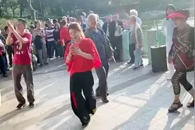 大年初四，美女香港街头公园载歌载舞一曲《拥抱你离去》嗨翻全场