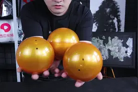 在电影院门口发现扭蛋机，好奇的扭了3个，获得了什么好玩的东西