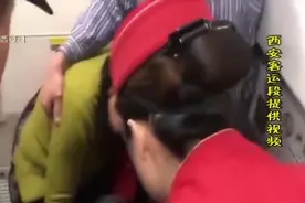 旅客火车上突发疾病，乘务员连跪两小时照顾，平安送抵目的地视频封面