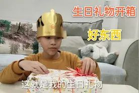 小学生在画画学校过生日，收到了漂亮的生日礼物，来看看是什么呢视频封面