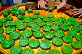 闽东农村用鼠曲草做清明时令小吃，甑子蒸米，石臼捶打，费时费力视频封面