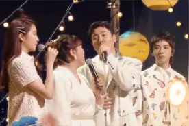 明星翻唱《这世界那么多人》对比：听完王牌家族版，整个被治愈了视频封面